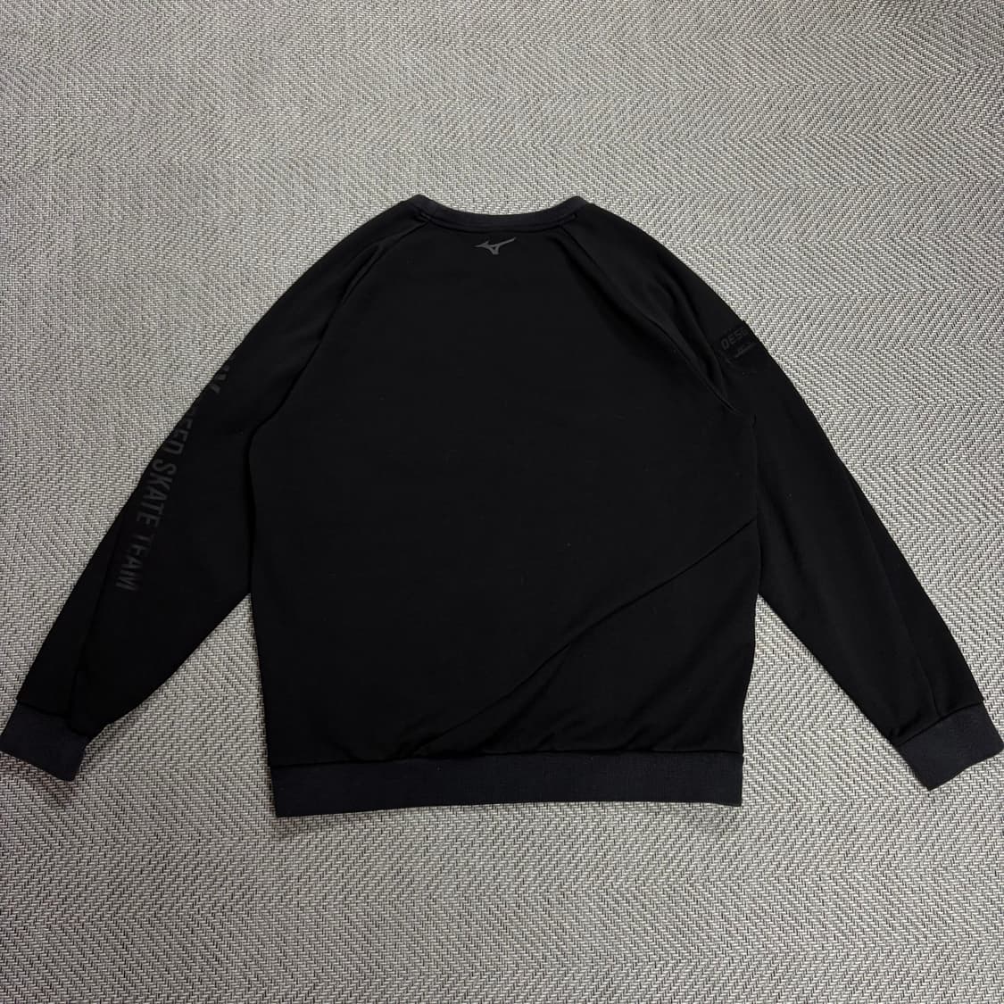 (110)미즈노 블랙 맨투맨 상품이미지2