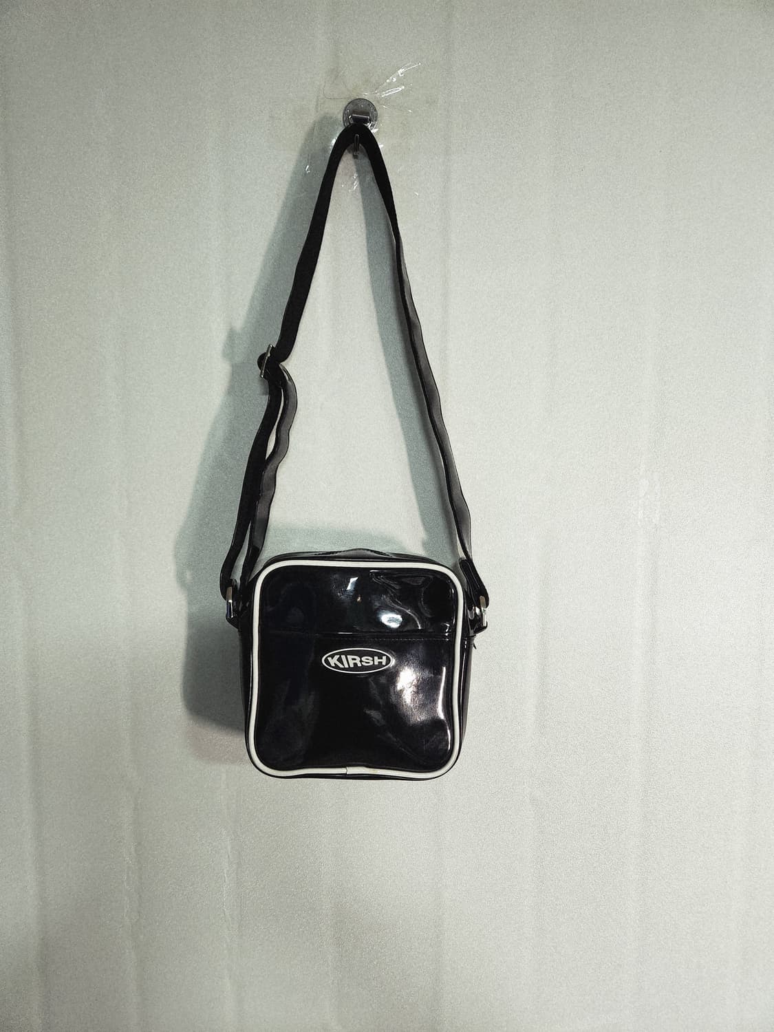 키르시 유광 블랙 크로스백 20*20 상품이미지1
