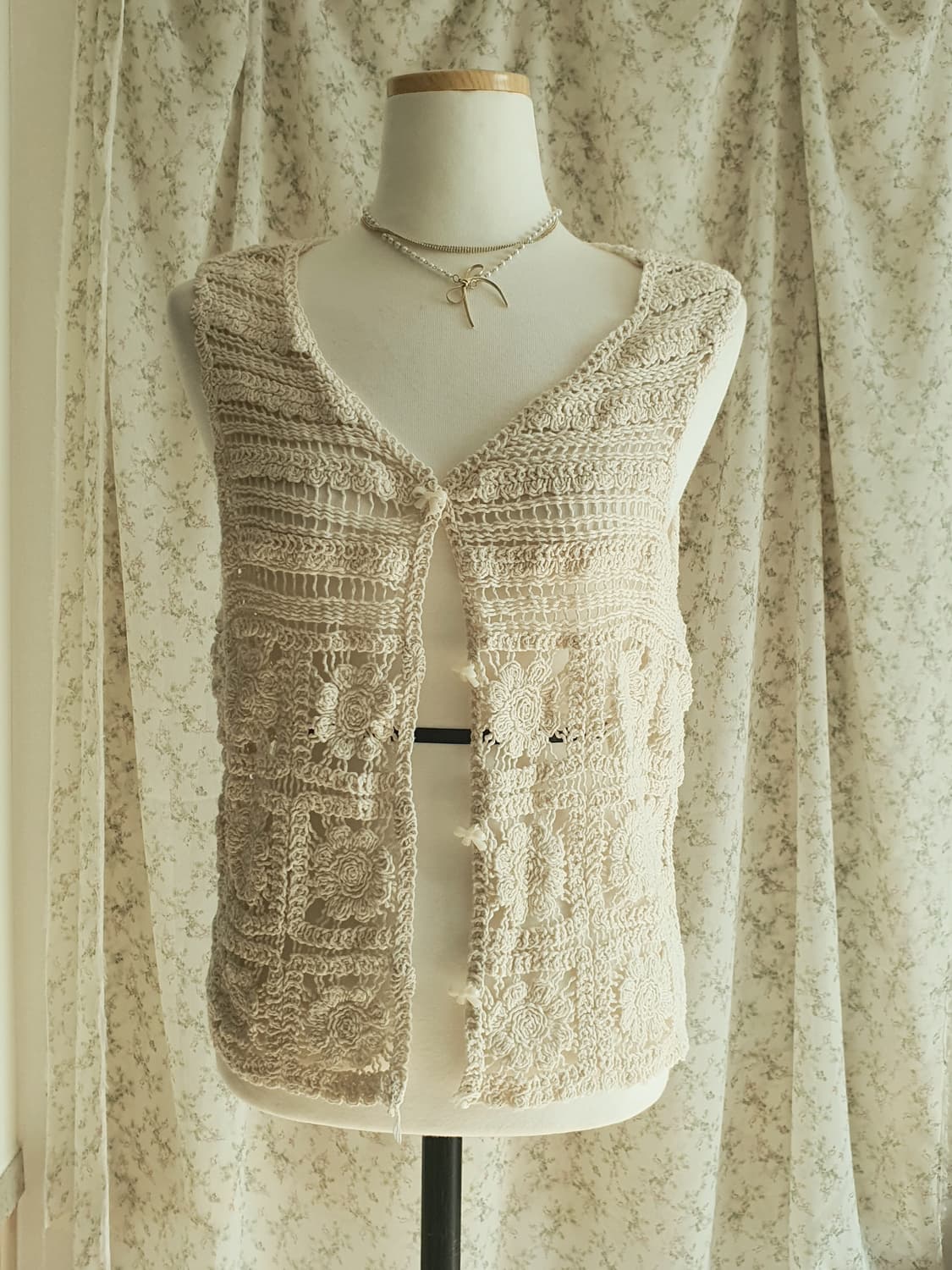 [빈티지] 아이보리색 손뜨개 조끼 플라워 패턴 상품이미지1