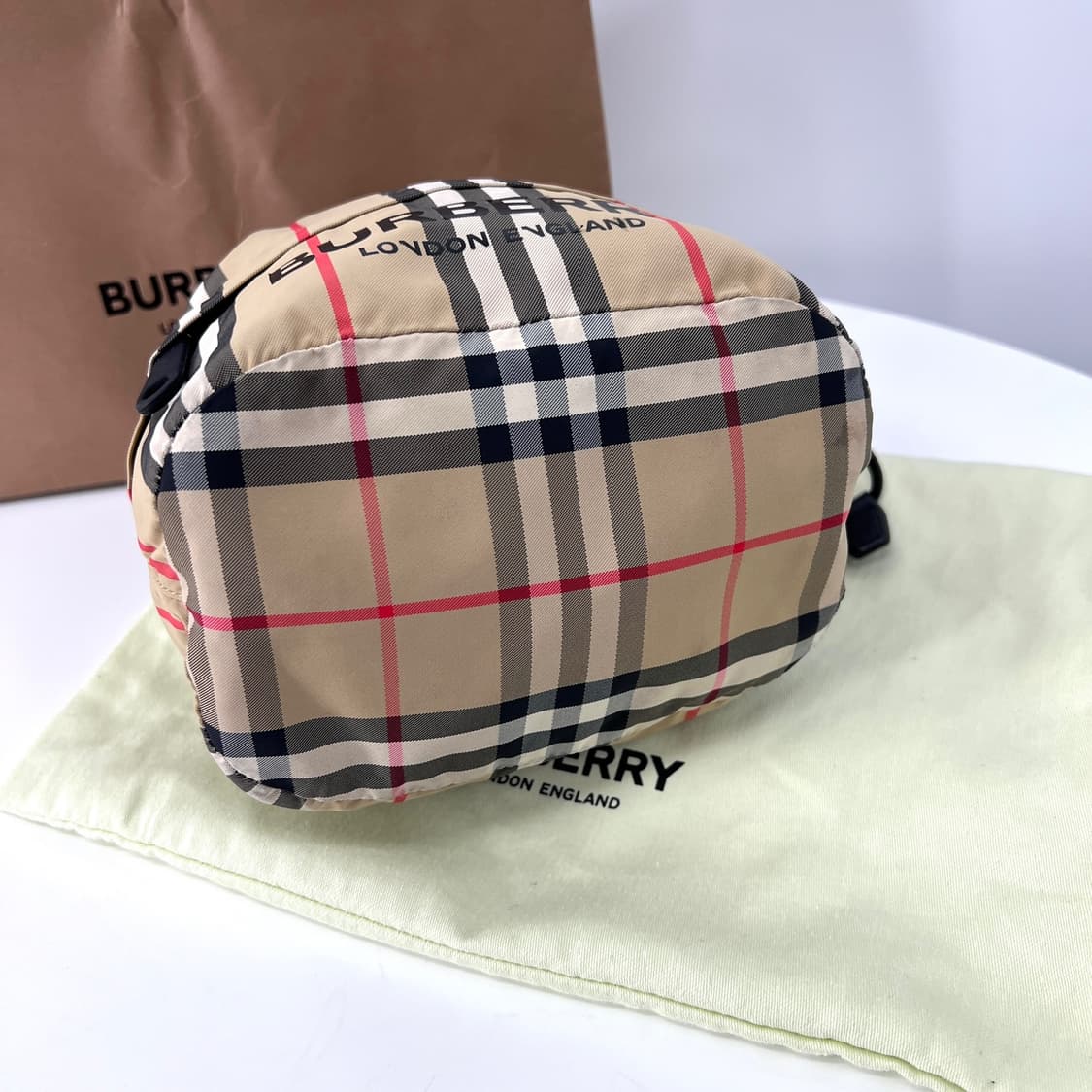 버버리 포이베 버킷 파우치 베이지 (8026737) 상품이미지5