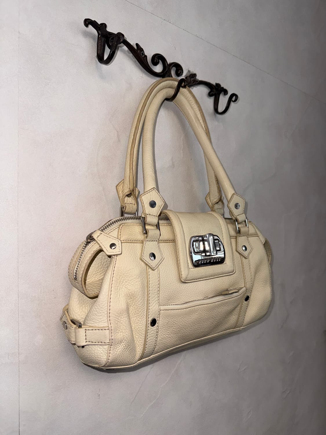 Hugo Boss ivory buckle shoulder bag 상품이미지2