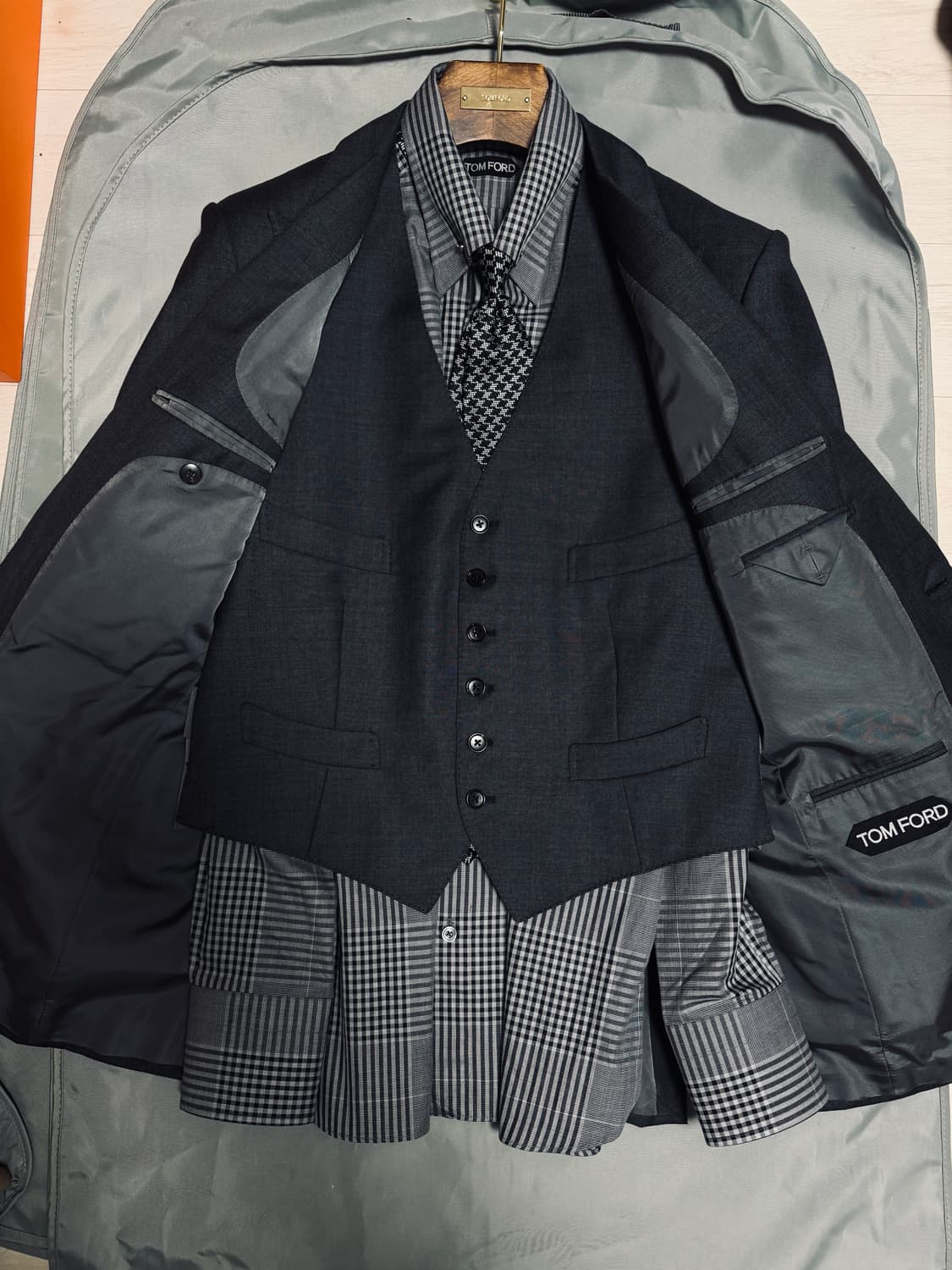 (명작,강추👍)톰포드 윈저 3피스 수트 챠콜 다크 그레이 정장 상품이미지2