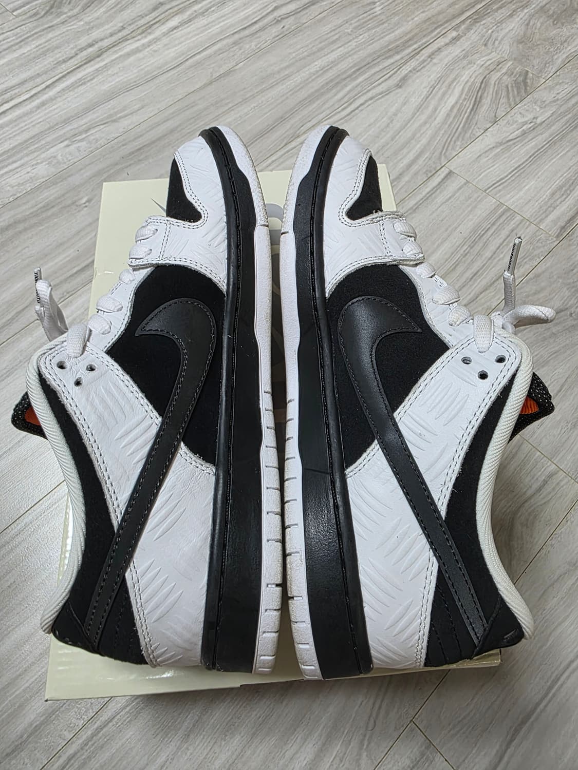 [275] 나이키 x 타이트부스 sb 덩크로우 프로 블랙 앤 화이트 상품이미지4