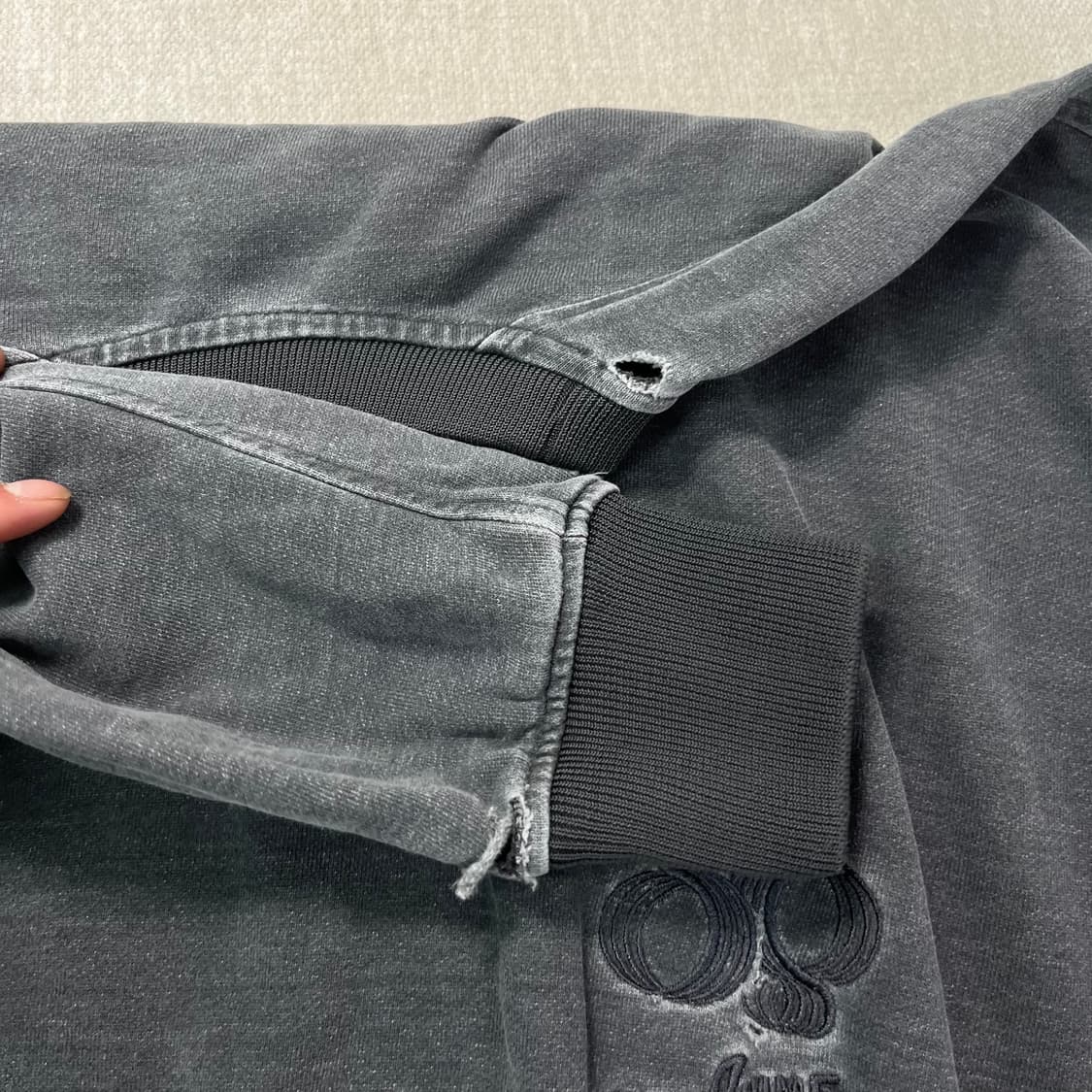 105 솔리드 옴므 데미지 피그먼트 맨투맨  상품이미지4