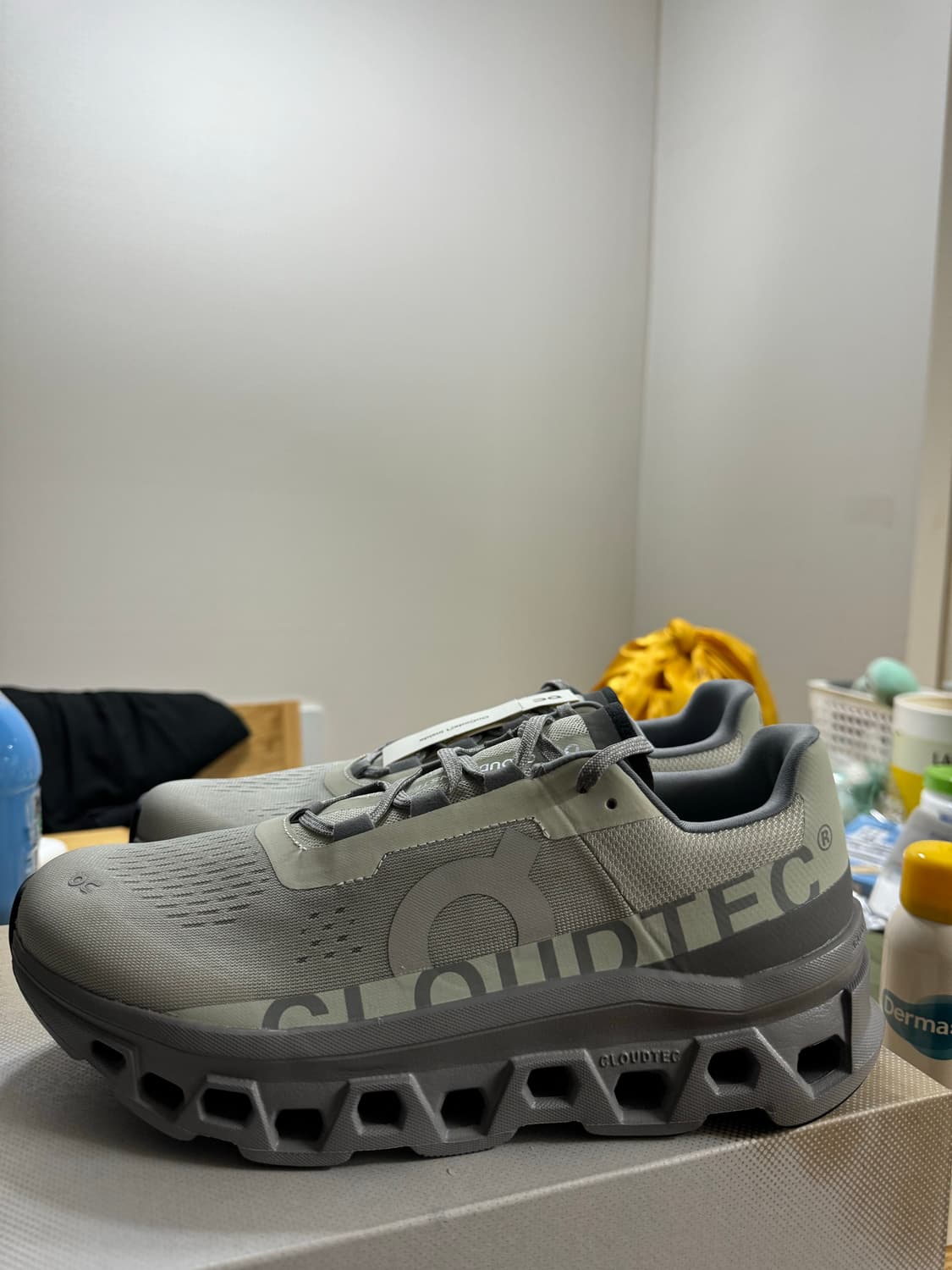 새제품) 온러닝 클라우드몬스터1 아이스 알로이 43/280 사이즈 상품이미지4