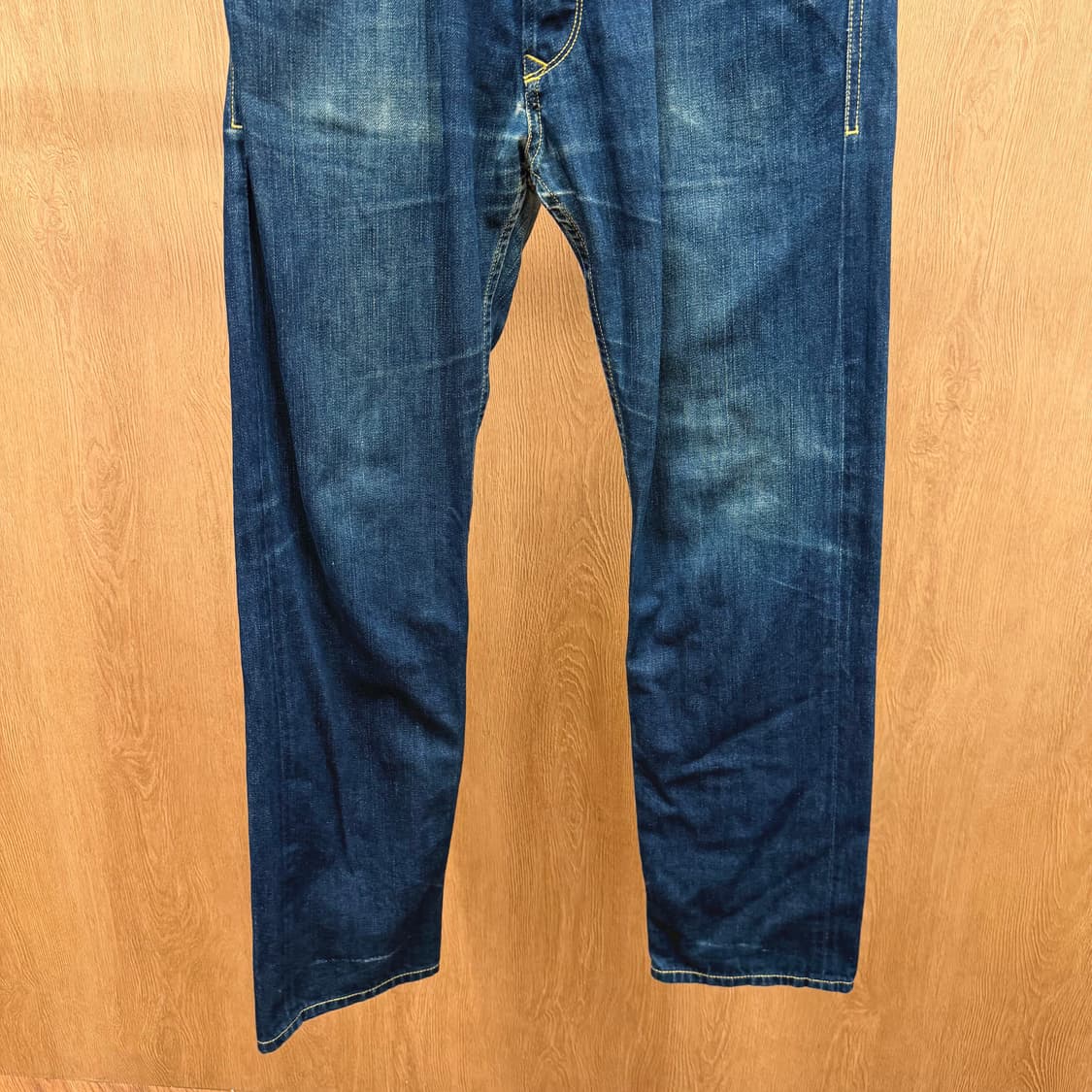 디젤 워싱 데님 팬츠 백 지퍼 포켓 블랙 로고 워치 포켓 디테일 진청 상품이미지5