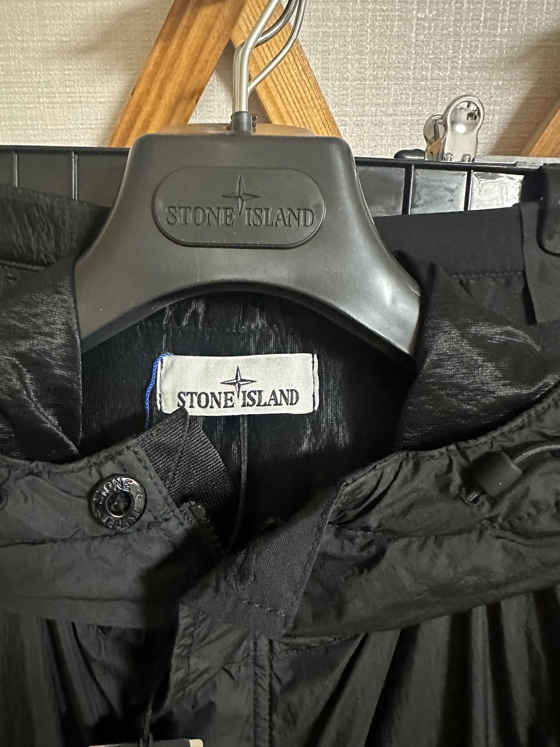 스톤아일랜드 25ss 크링클랩스 후드 바람막이 자켓 블랙 상품이미지2