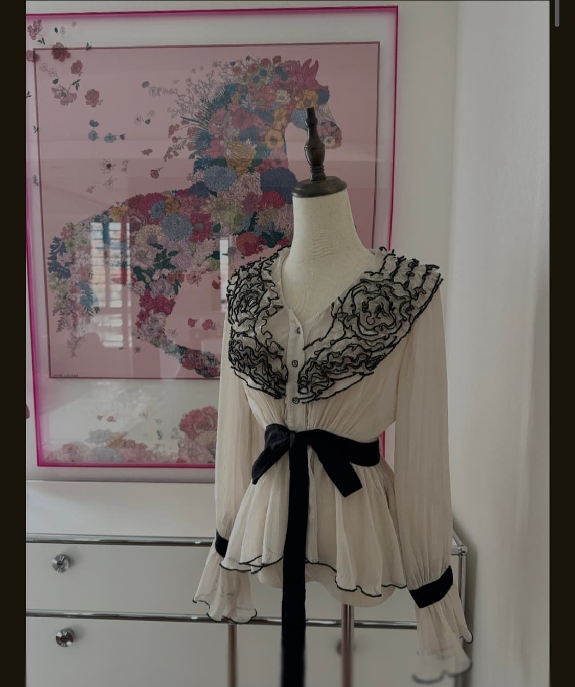 뉴포트뉴스 러플 로즈 자수 페플럼 블라우스 상품이미지1