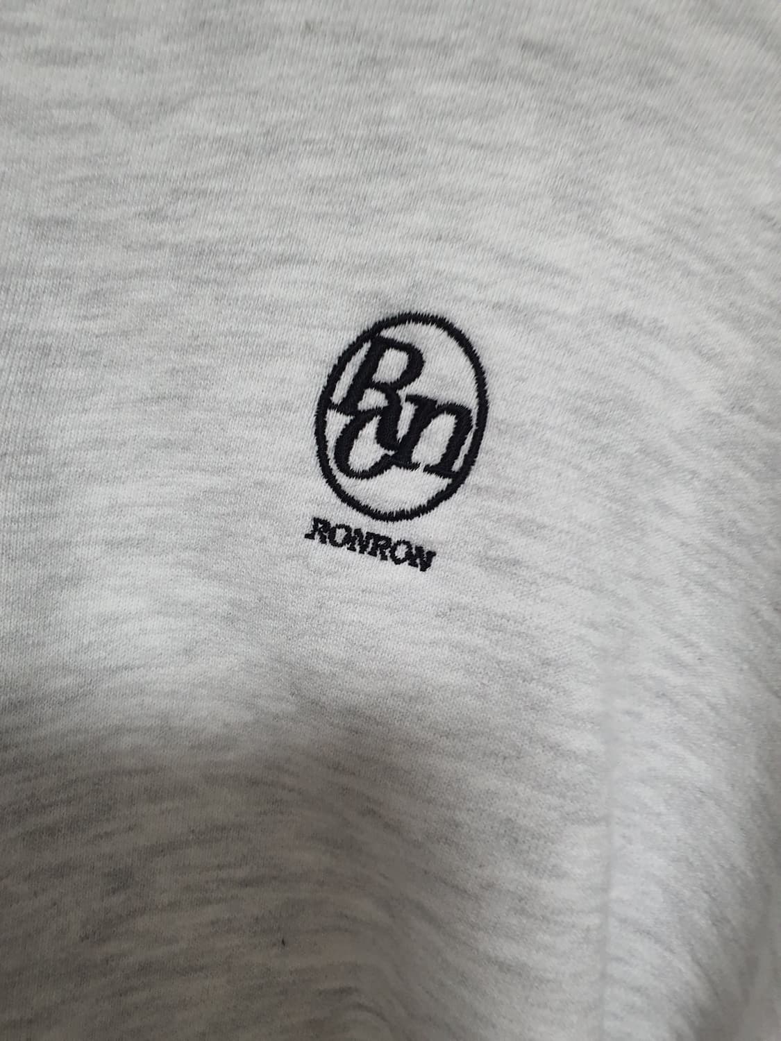 Ronron론론 화이트 오트밀 로고 하프집업 카라 크롭 맨투맨 상품이미지5