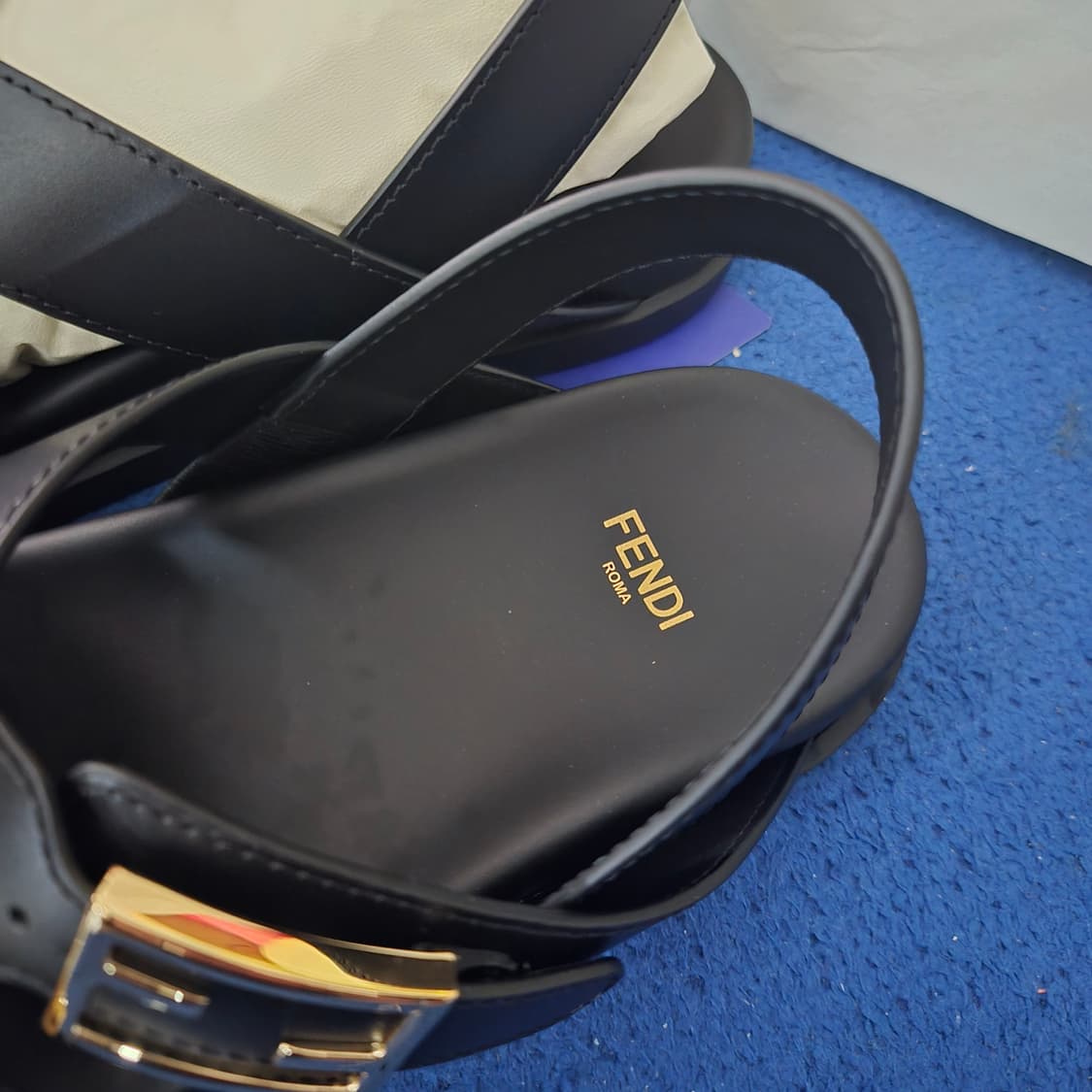 펜디 필 샌들 새상품 상품이미지3