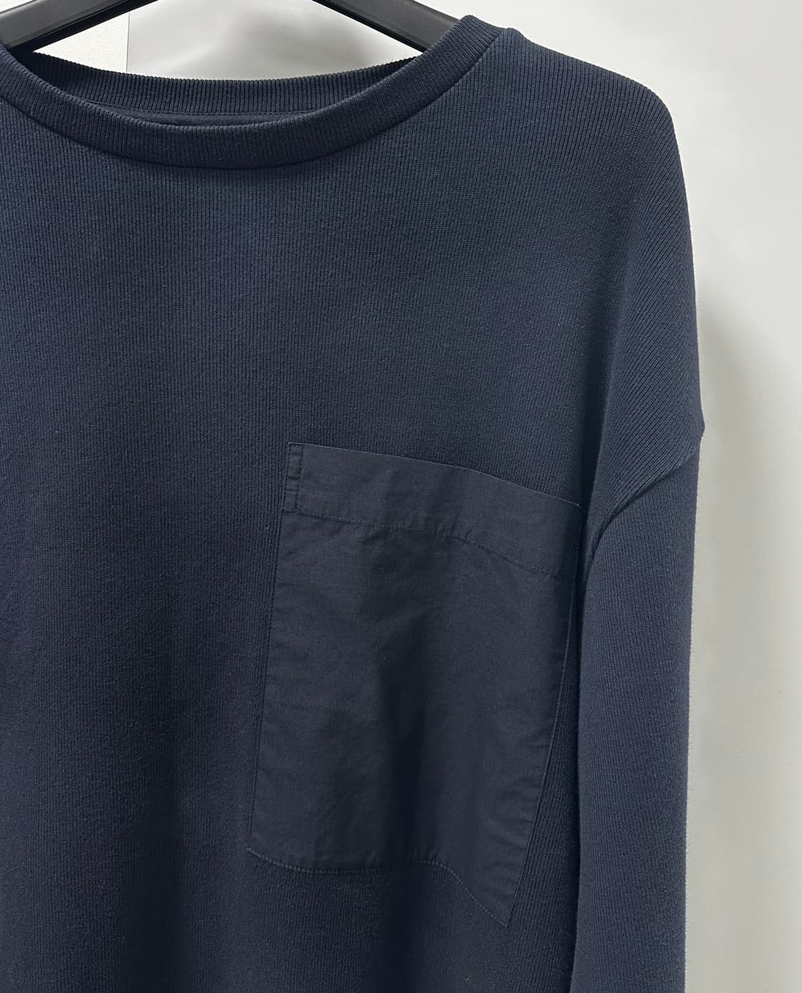 코스 네이비 라운드넥 보트넥 긴팔 티 상품이미지3