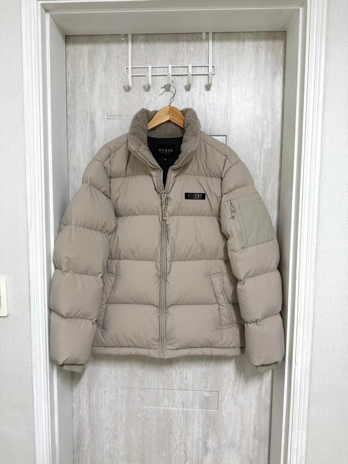 남성 100 L / 게스 구스다운 패딩 푸퍼 베이지 상품이미지1