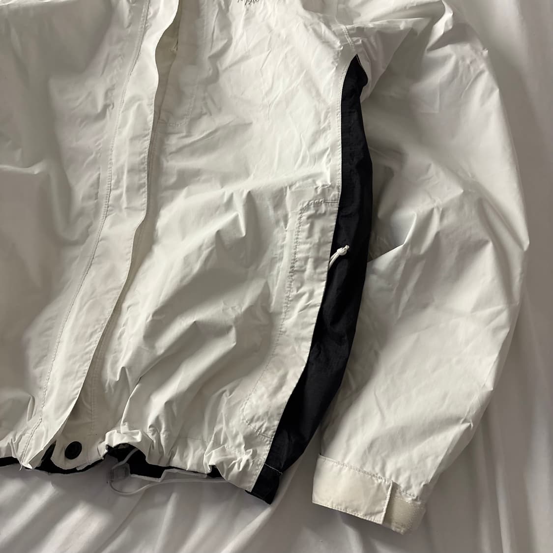 노스페이스 화이트 블랙 배색 바람막이 상품이미지4