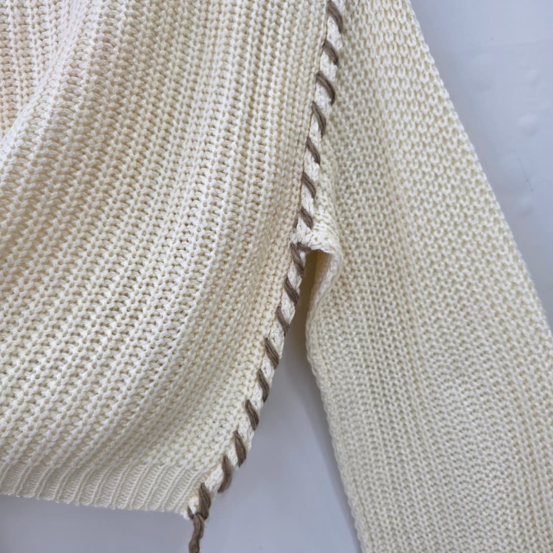 아이보리 배색 꼬임라인 루즈핏 니트 상품이미지6