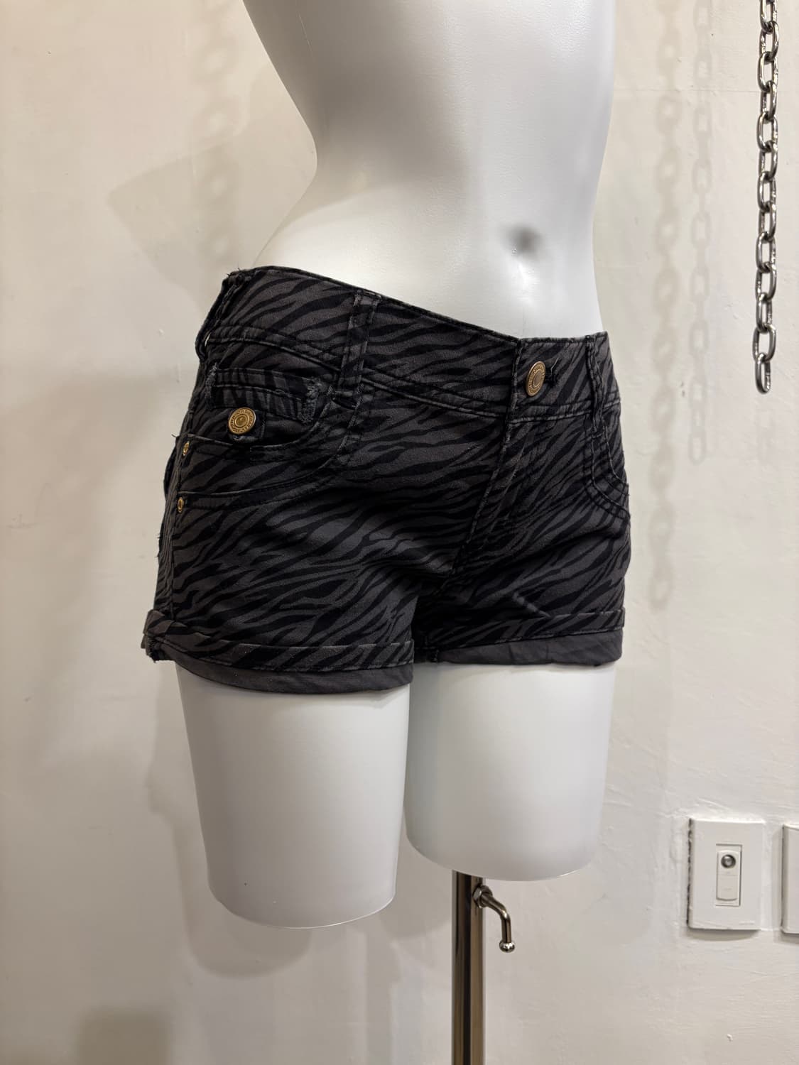 지브라 패턴 금장 버튼 그레이 숏팬츠 갸루 상품이미지1