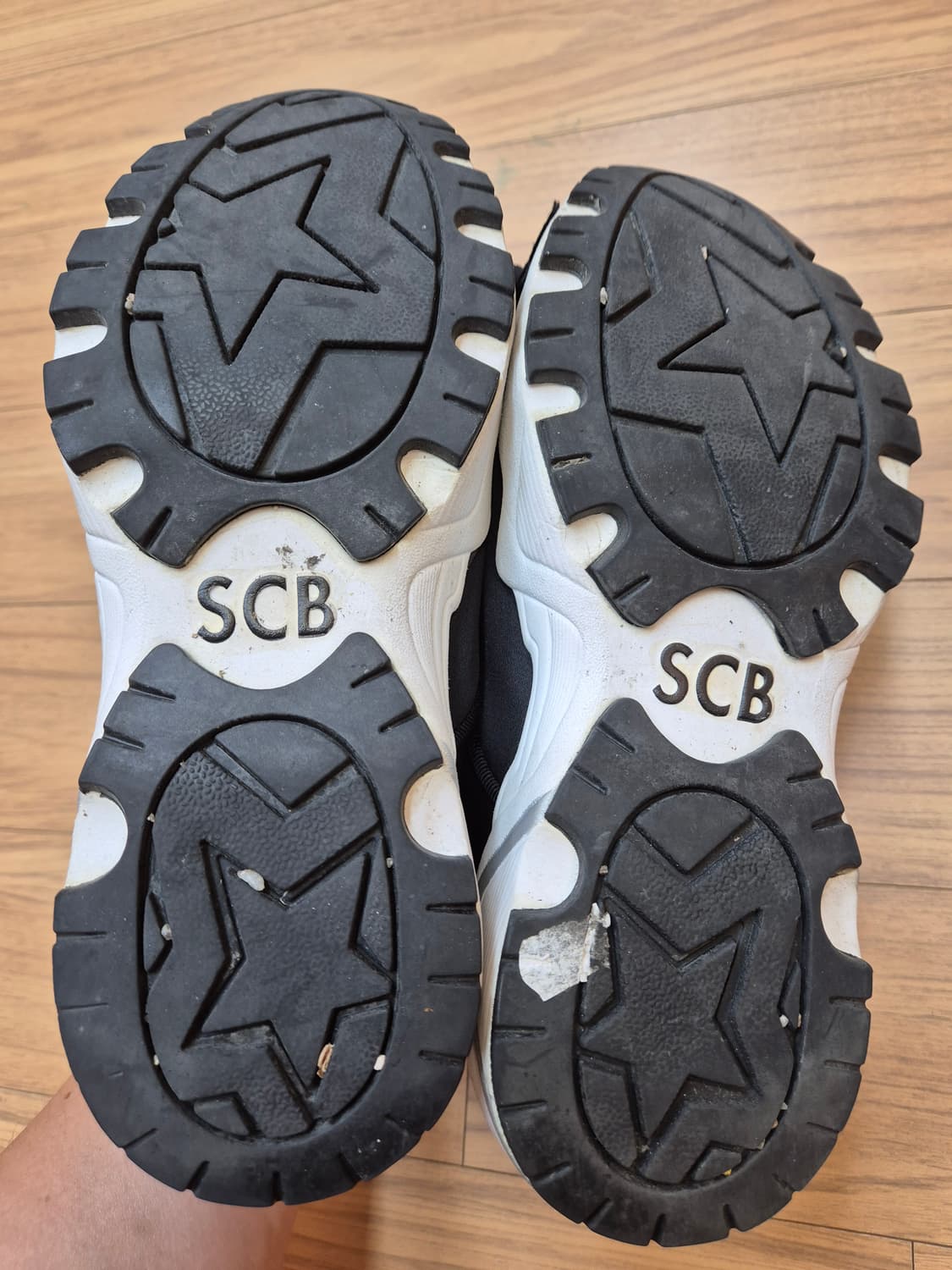 슈콤마보니 SCB 스니커즈 235mm입니다
검정색 바탕에 꽃 장식이 포인 상품이미지5