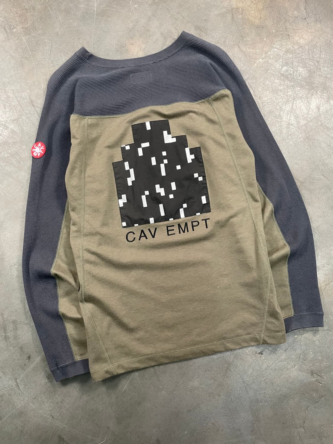 카브엠트 투톤 픽셀 그래픽 와플 롱 슬리브 상품이미지2