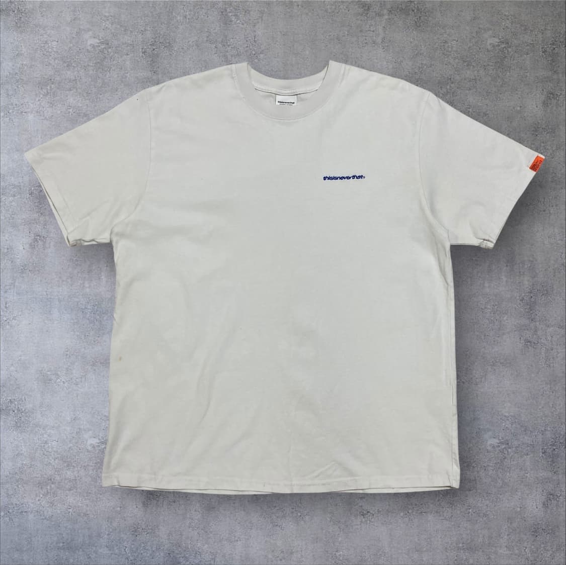디스이즈네버댓 스몰 로고 화이트 반팔티 상품이미지1