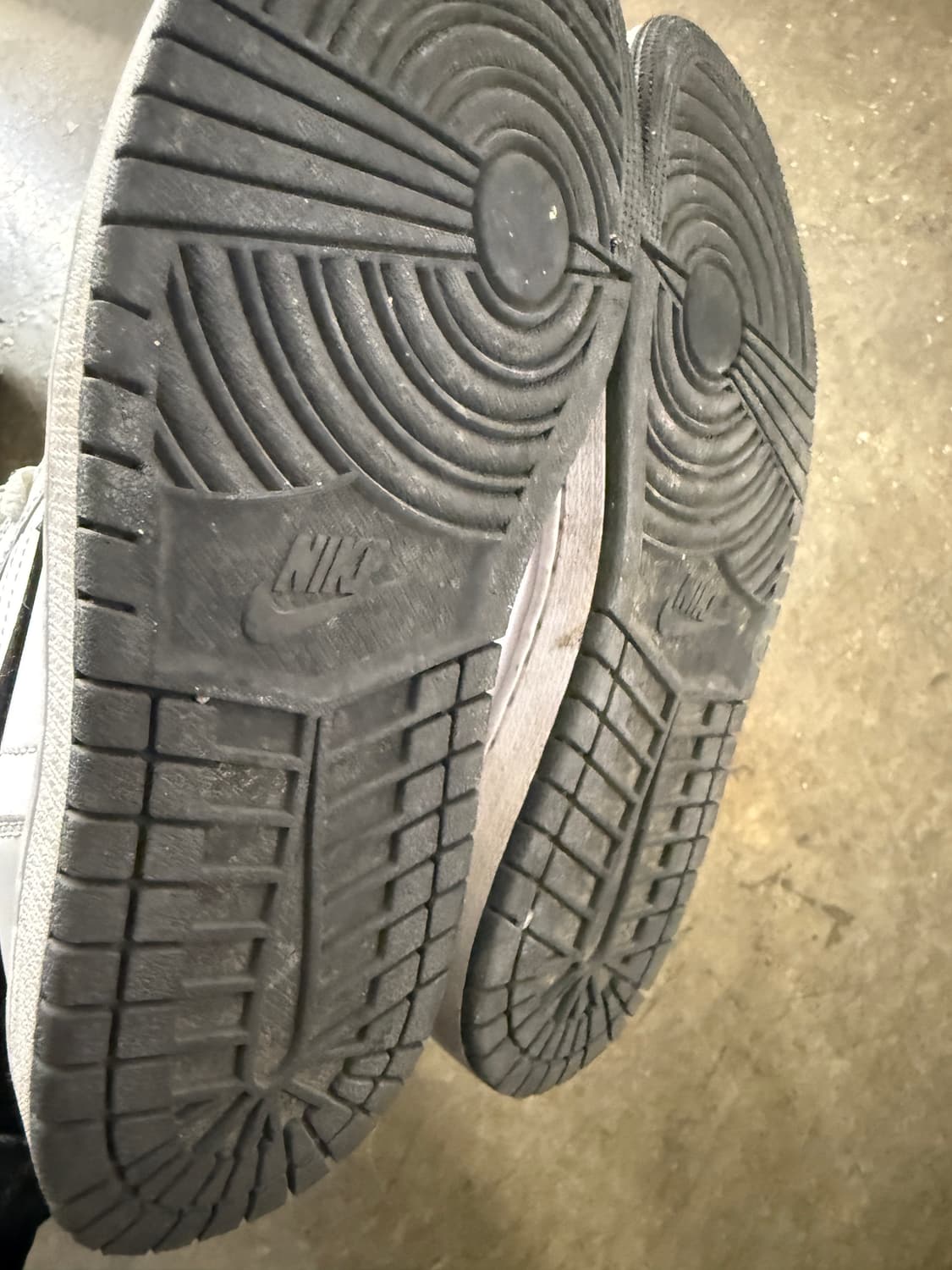 나이키 에어 조던 1 미드 그레이 포그 235 상품이미지3