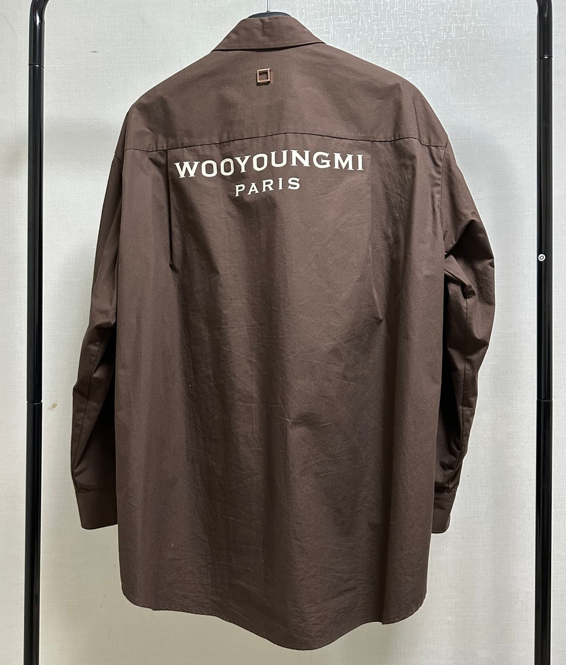 우영미 21FW 백로고 셔츠 브라운 상품이미지2