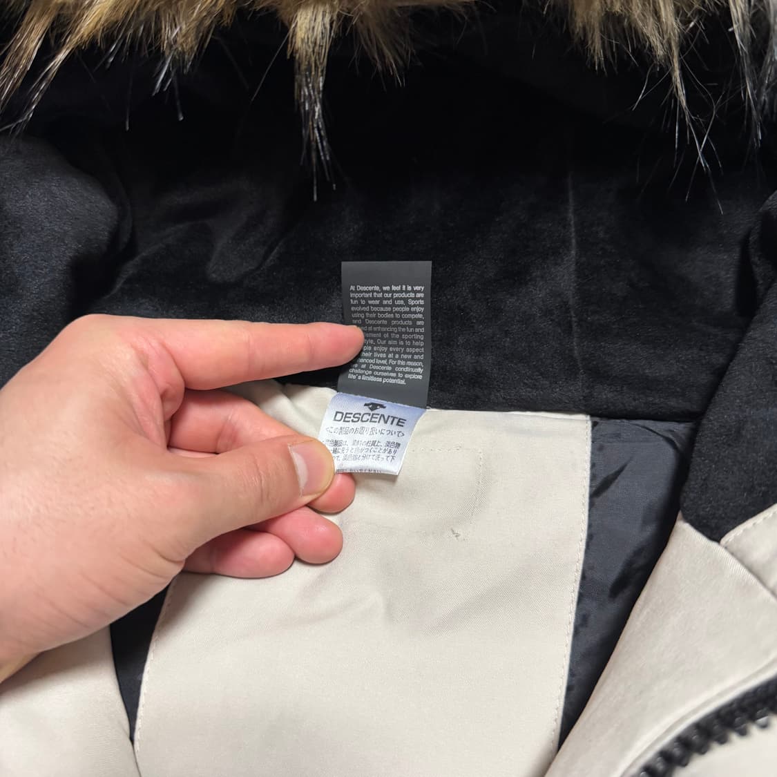 데상트 아우디 아이보리 패딩 상품이미지4