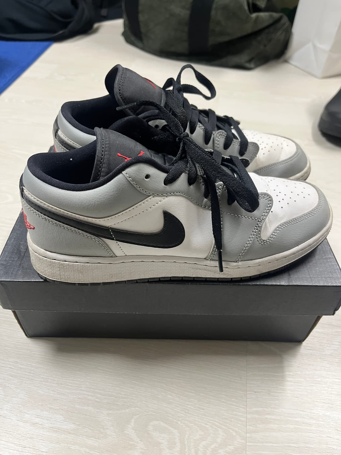 나이키 에어 조던 1 로우 GS 스모크 그레이 250 상품이미지2