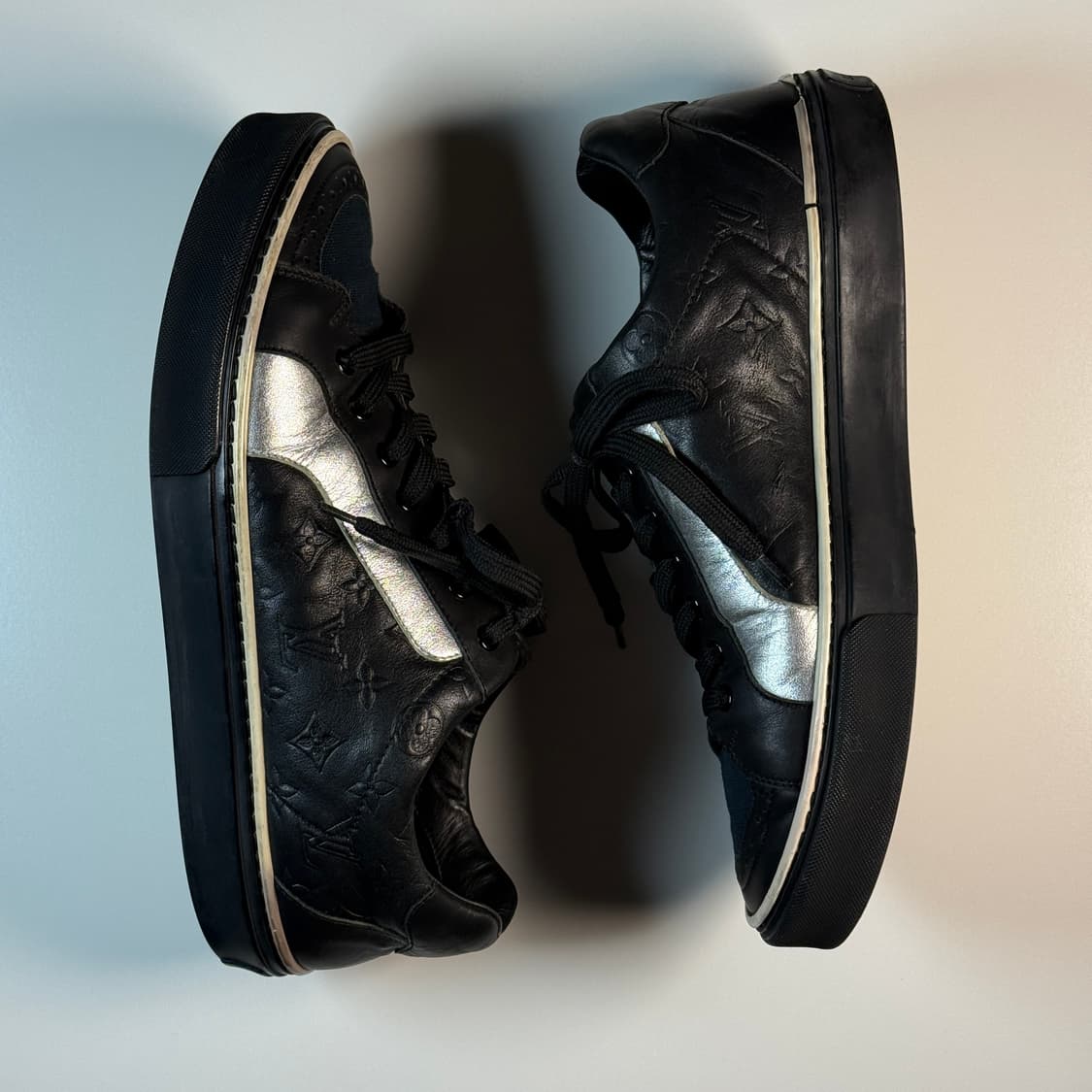 루이비통 블랙 모노그램 스니커즈 250 상품이미지2