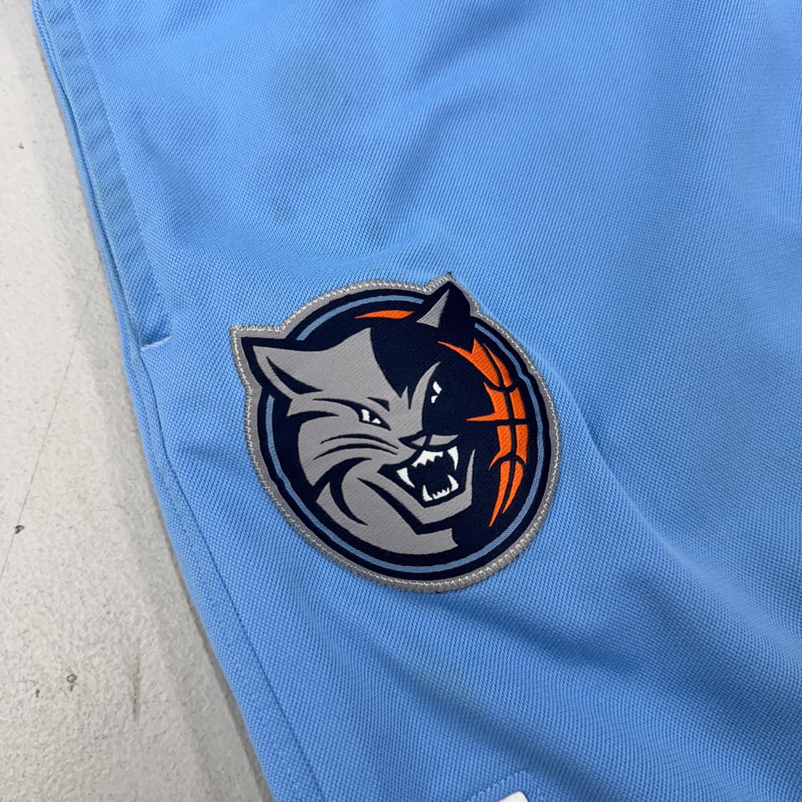 아디다스 X NBA 00s 삼선 올드스쿨 하늘색 와이드 트랙팬츠 상품이미지4
