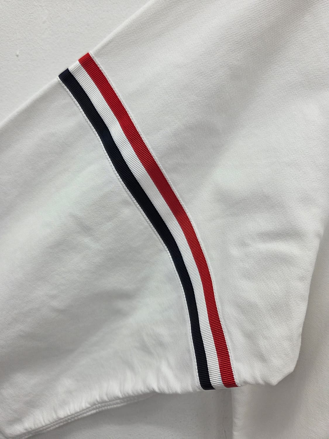 4사이즈 톰브라운 암밴드 삼선탭 화이트 셔츠 상품이미지3