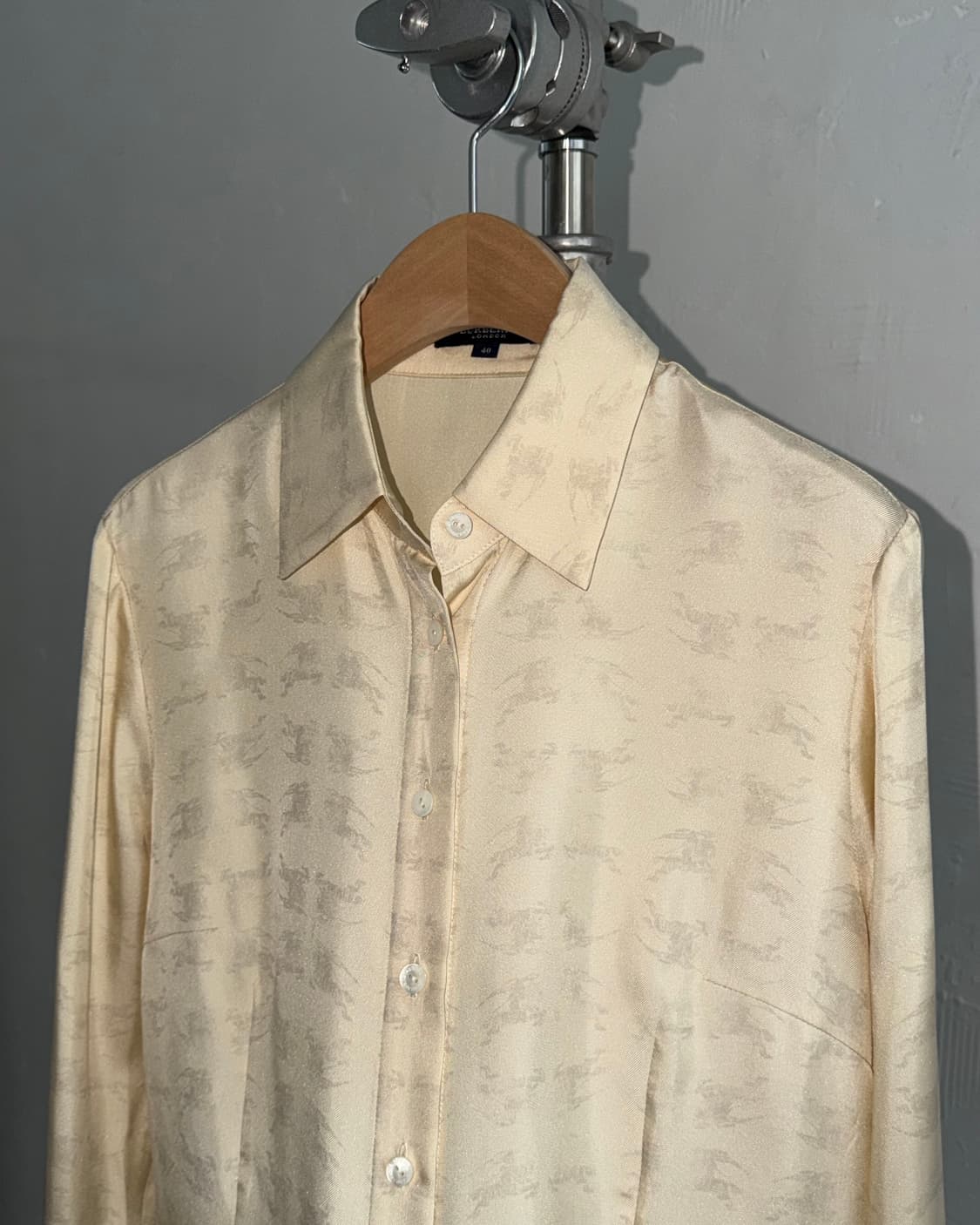 Burberry 버버리 런던 아이보리 로고 실크 셔츠 상품이미지3