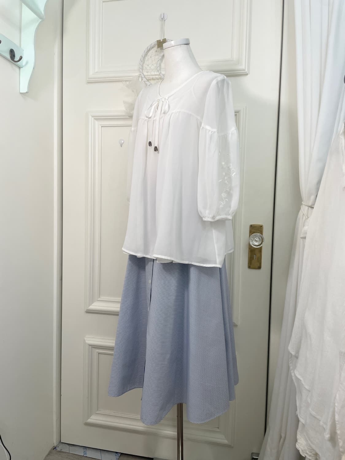 white sleeve embroidery summer blouse 상품이미지3