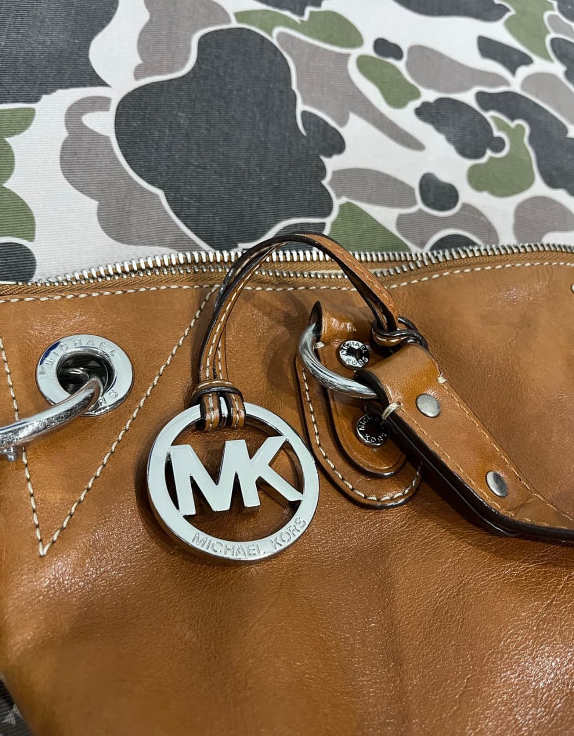 마이클코어스 소가죽 레더백 상품이미지2