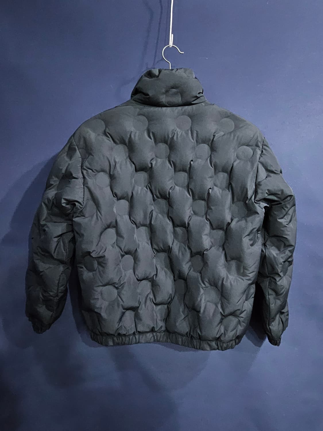 골스튜디오 엠보싱 블랙컬러 남성 세미오버핏 95 덕다운 경량패딩  상품이미지3