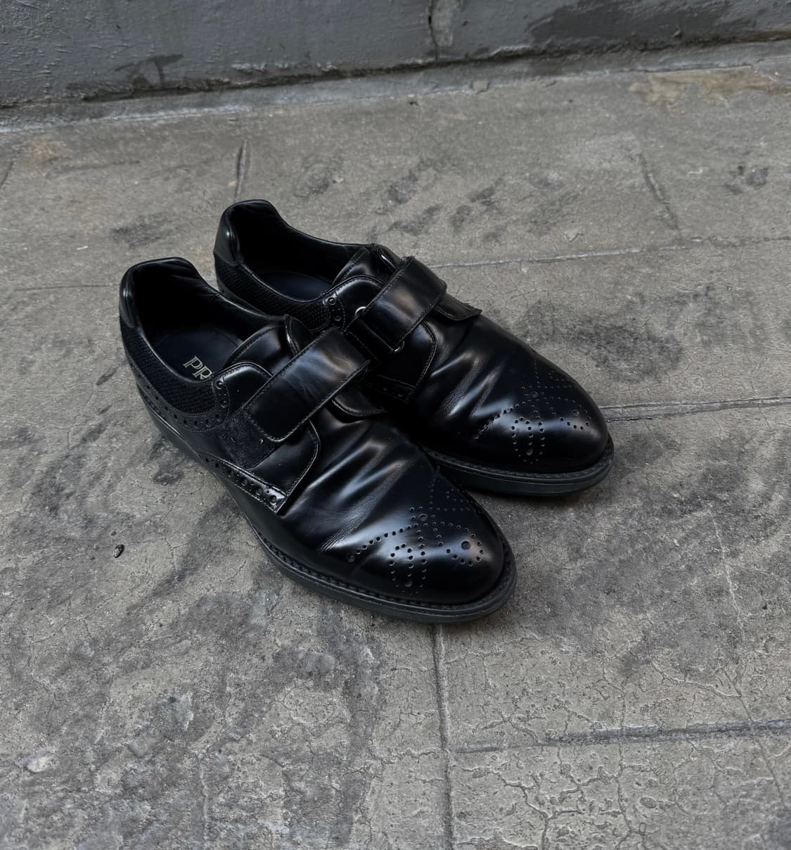 프라다 윙팁 버클 레더 더비슈즈 상품이미지1