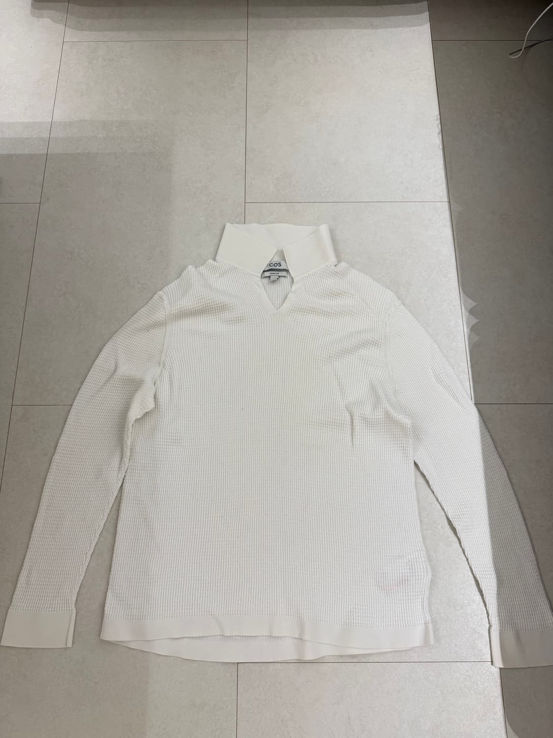 COS 코스 화이트 와플 니트 폴로 브이넥 상품이미지1