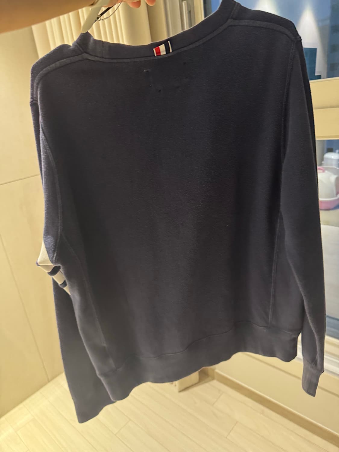 [정품] 톰브라운 사선 네이비 맨투맨 2사 상품이미지4