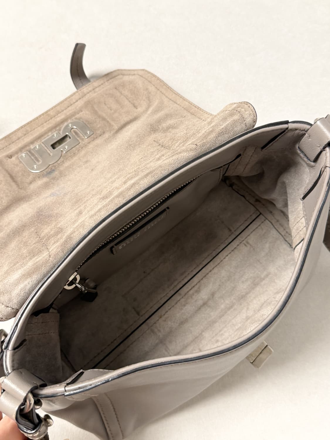 미우미우 시티 카프스킨 로고 락 플랩 크로스백 상품이미지9