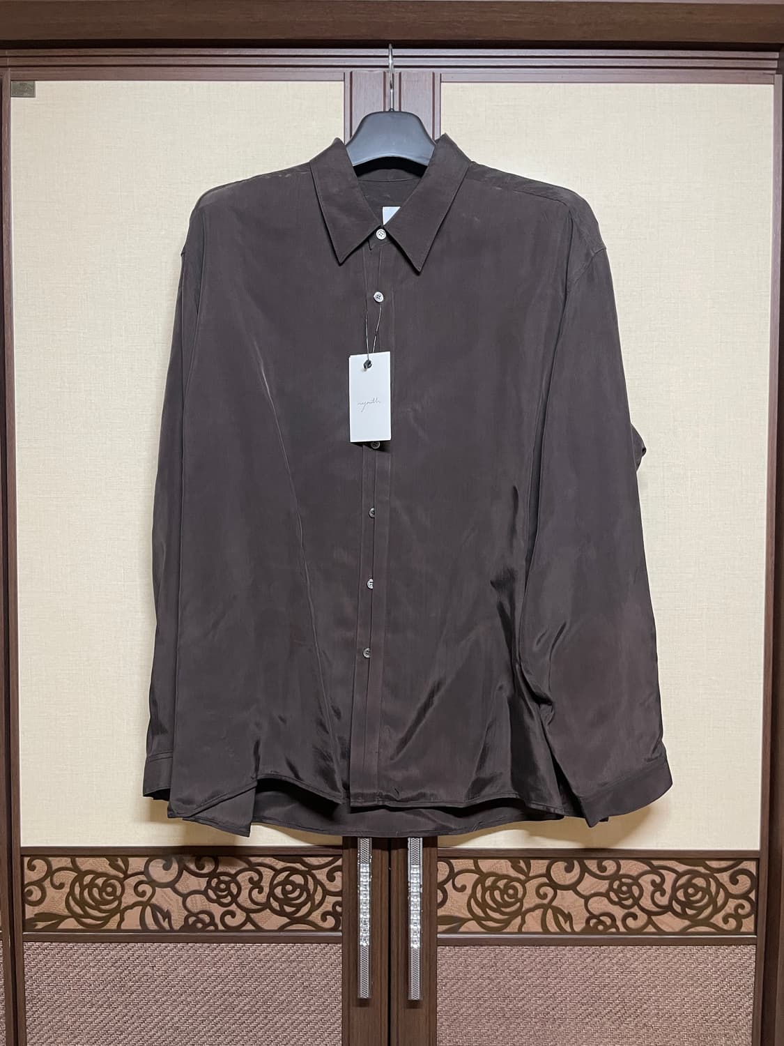 유스 Blind Buttoned Cupro Shirt 다크 브라운 상품이미지1