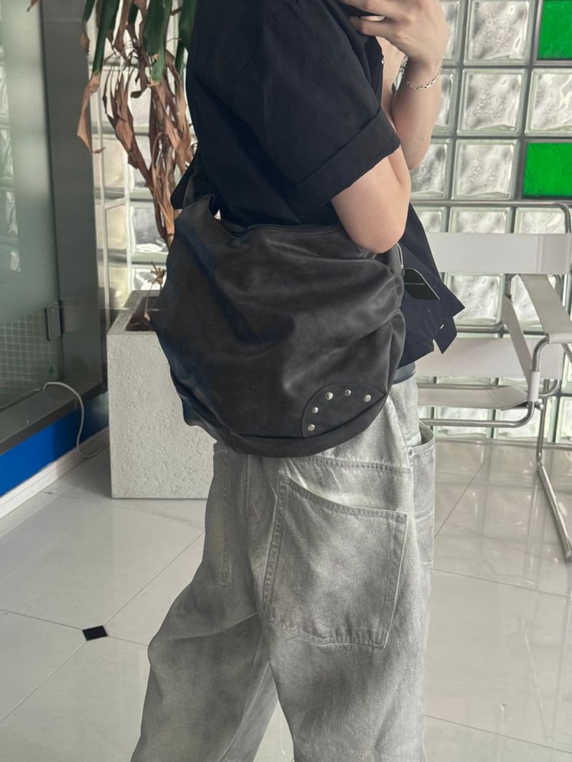 SHOULDER BAG 가죽 스터드 라운드 숄더백 상품이미지1