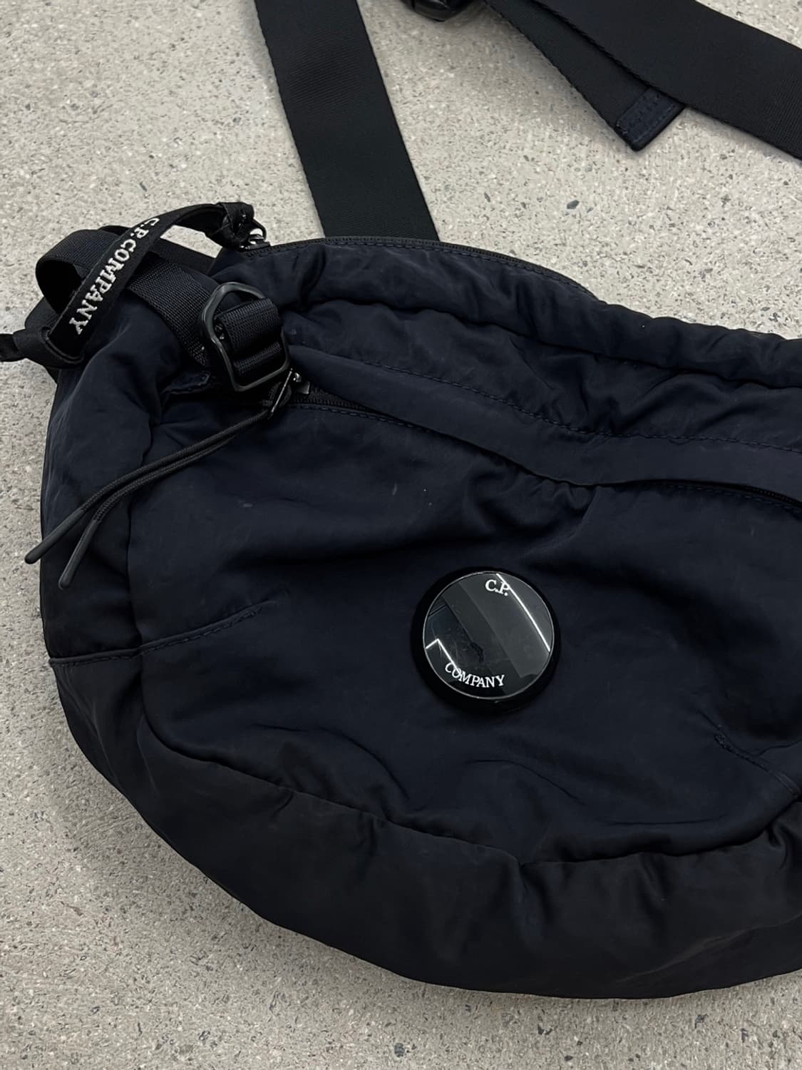 CP컴퍼니 24FW 렌즈와펜 크로스바디 슬링백 상품이미지2