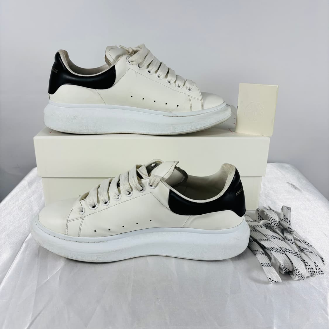 (정품)42.5알렉산더 맥퀸 오버솔 스니커즈 화이트블랙 상품이미지2