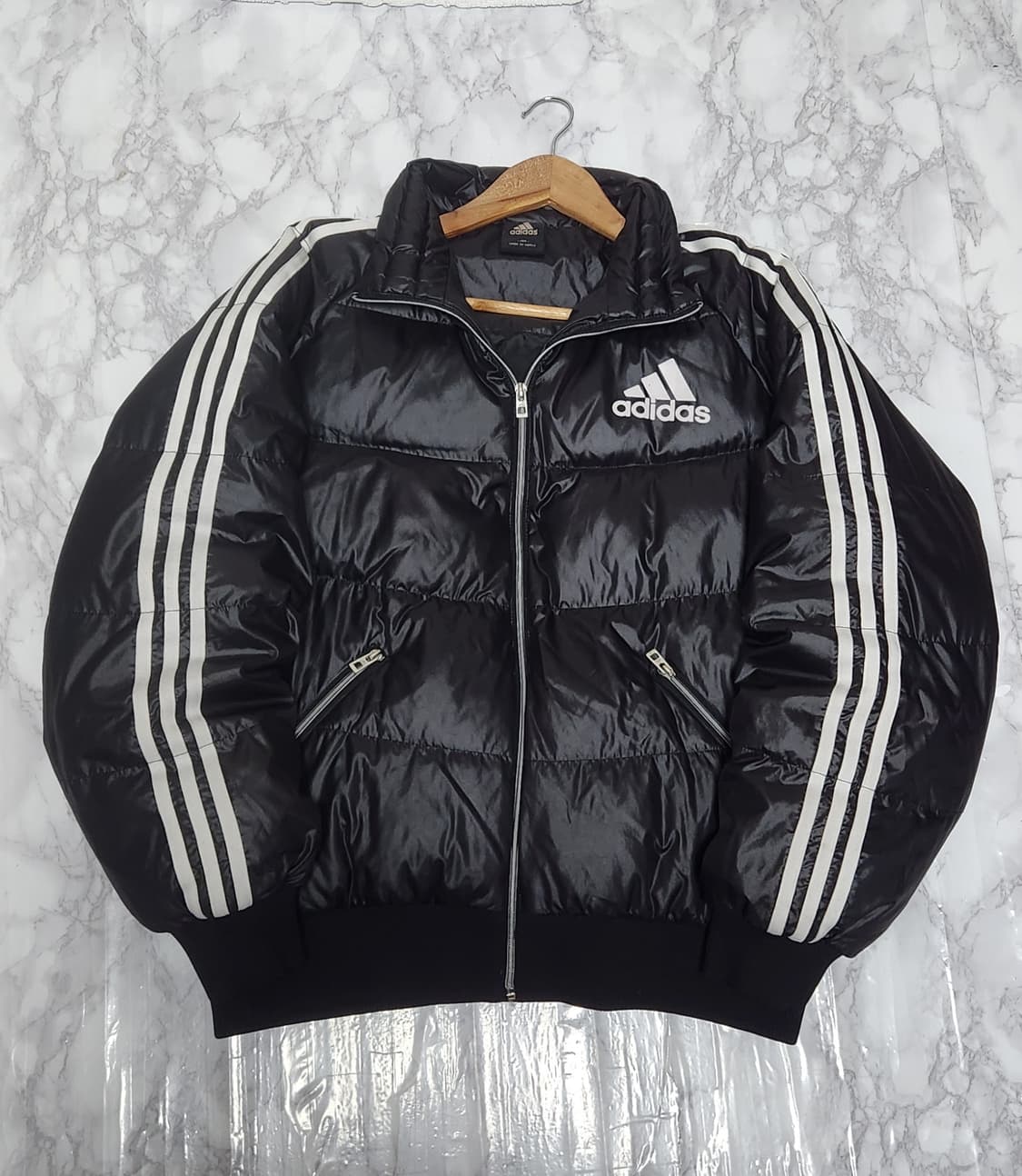 105 아디다스 삼선 블랙 유광 푸퍼 숏 패딩 자켓 상품이미지1