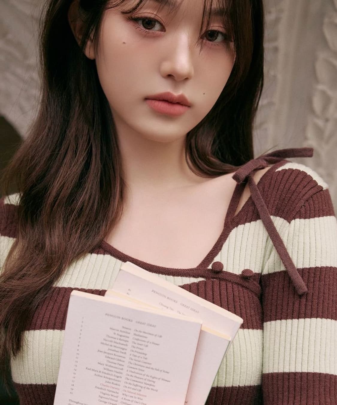 로라로라 장원영 컷아웃 리본 니트 팝니다! 상품이미지2