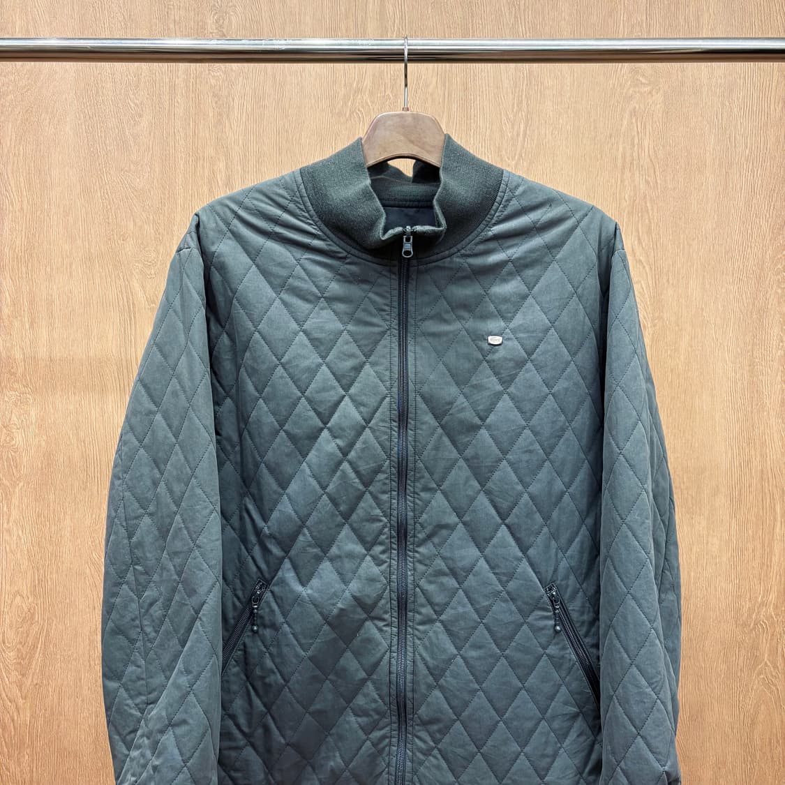 라코스테 리버시블 자켓 퀄팅 패턴 솔리드 메탈 로고 디테일 카키 블랙 상품이미지6