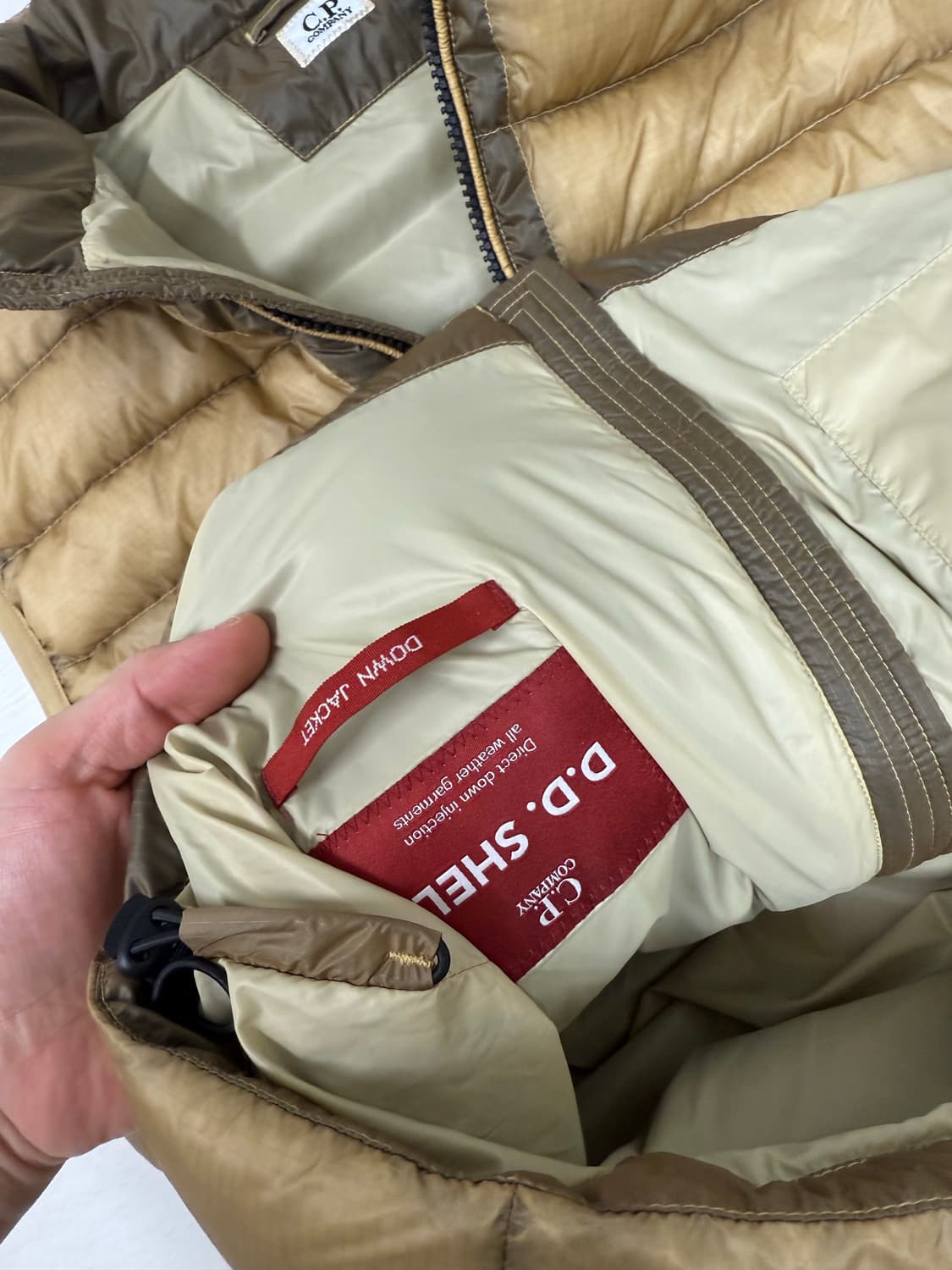 CP컴퍼니 DD 쉘 패딩 조끼 과 슈프림 티서츠 상품이미지5