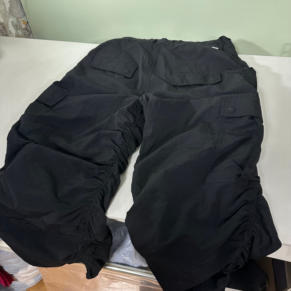 S-M 엑스톤즈 블랙 루즈핏 셔링 나일론 카고팬츠 상품이미지6