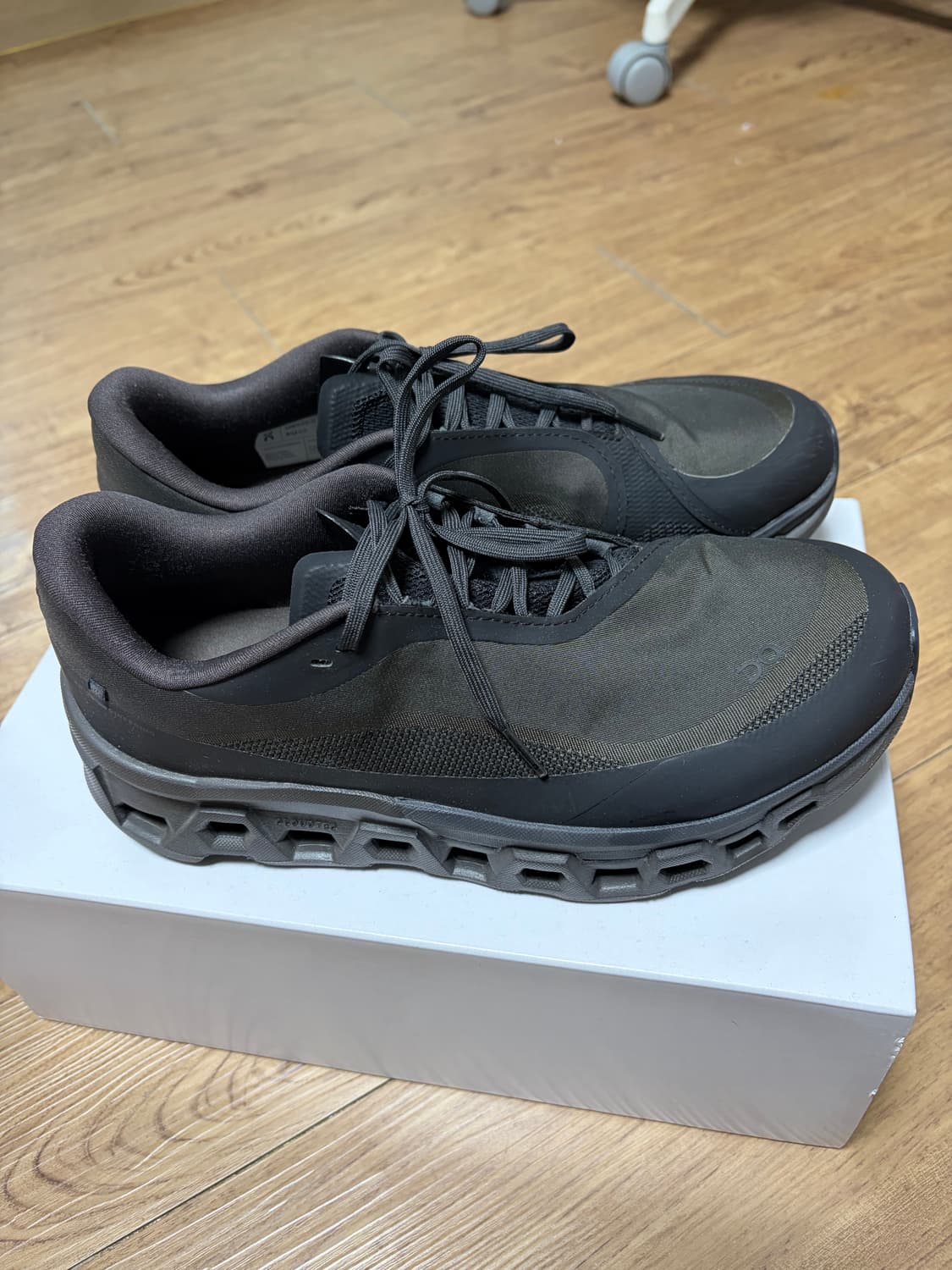 온파프 클라우드 몬스터2 쏜브라운 275 팝니다 상품이미지3