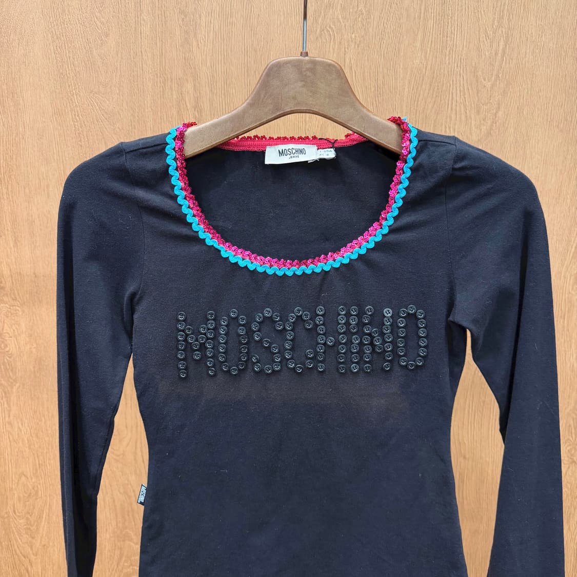 모스키노 진스 롱슬리브 티셔츠 넥 소매 배색 라인 버튼 로고 디테일 블랙 상품이미지4