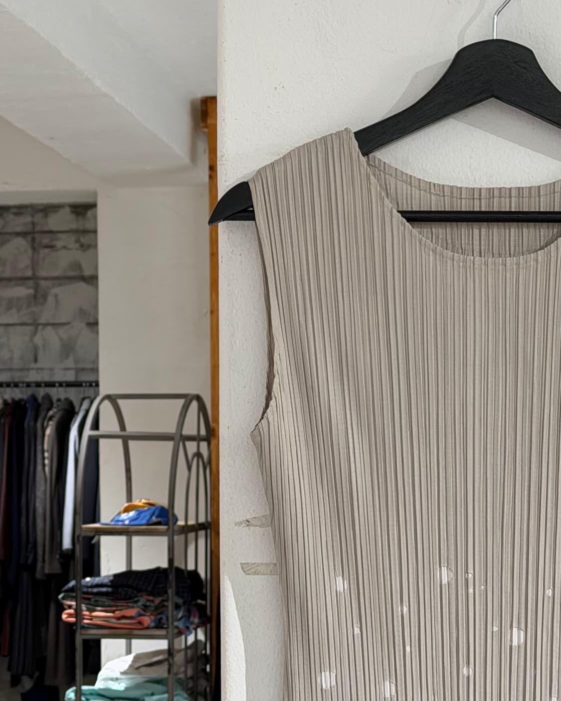 플리츠 플리즈 베이지 퍼포레이션 슬리브리스 드레스 상품이미지2