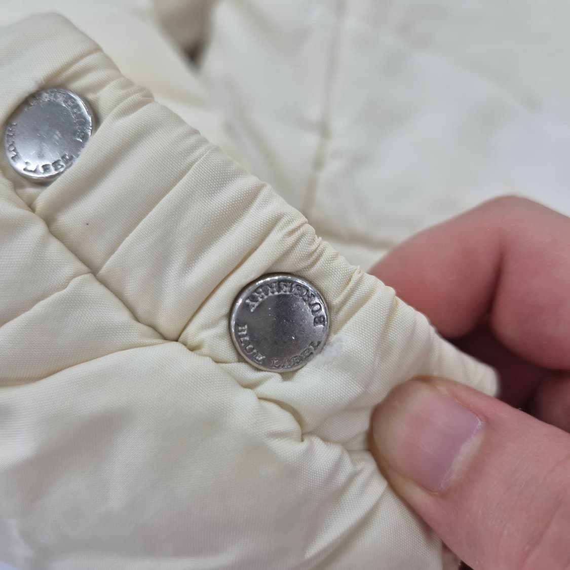 버버리 블루라벨 하트참 아이보리 패딩 (모자 탈부착 가능) 상품이미지10